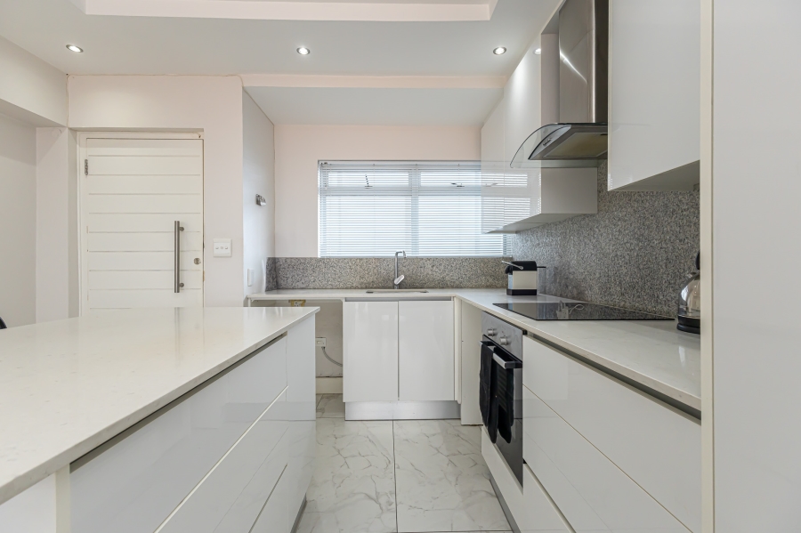 To Let 1 Bedroom Property for Rent in Sea Point Western Cape